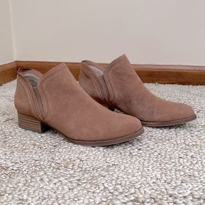 Vince Camuto • Ankle Bootie Size 8M